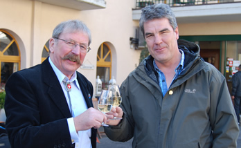 SFV-Zentralpräsident Roland Seiler (links) und der Walliser Verbandspräsident Stefan Wenger stossen an auf einen erfreulichen Entscheid.