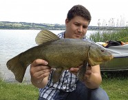 «Rekordbrecher» Mario Zihlmann und seine kapitale Schleie aus dem Sempachersee, die mit 7,7 Pfund und 56,5 cm auch neuen Schweizer Allzeit-Rekord bedeutet.