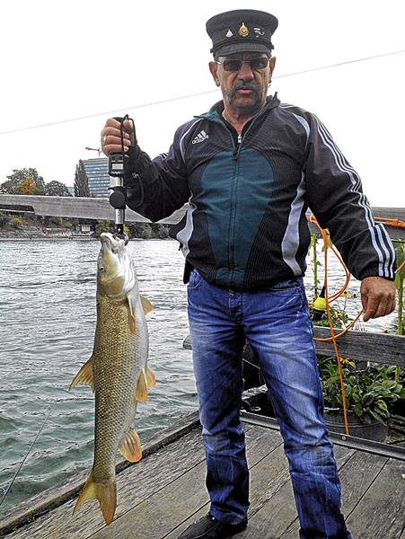 Anton Hofer und seine superkapitale Barbe aus dem Basler Rhein: 14,9 Pfund schwer und 93 Zentimeter lang.