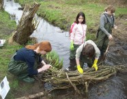 In kleinen Gewässern können Kinder und Jugendliche gefahrlos «revitalisieren».