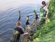 Fortgeschrittene helfen auch bei grösseren Projekten am Fluss mit.