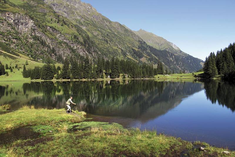 Über den ganzen See verteilt sind Ringe von nach Anflugnahrung steigenden Forellen zu sehen. Jetzt kann man gezielt einen Fisch anwerfen und ihm das passende Insektenimitat vorsetzen. Foto:balu