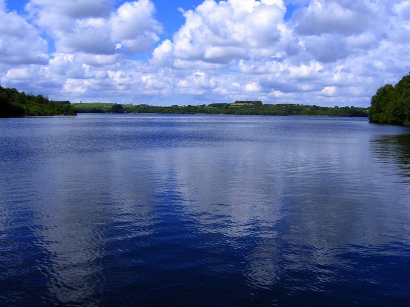 Wo sich seit 1981 der Stausee Lac du Drennec befindet, soll es nach alten Überlieferungen einst ein Tor in eine andere Welt gegeben haben.