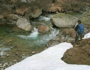 Anfang Saison ist das Wasser kalt. Das prägt das Verhalten der Forellen und ein erfahrener Spinnfischer stellt sich darauf ein. Fotos: Daniel Luther