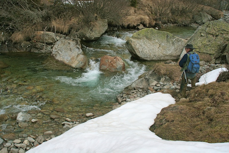 Anfang Saison ist das Wasser kalt. Das prägt das Verhalten der Forellen und ein erfahrener Spinnfischer stellt sich darauf ein. Fotos: Daniel Luther