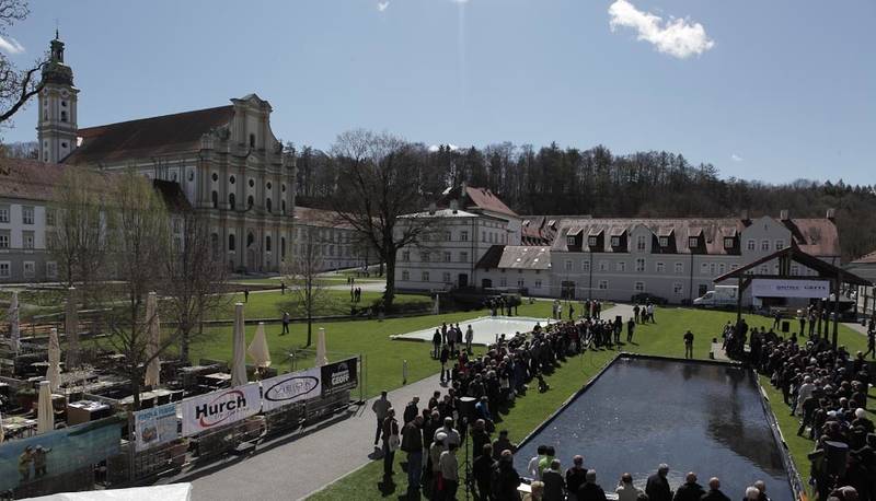 Der stilvolle Rahmen in der ehemaligen Klosteranlage Fürstenfeldbruck trägt massgeblich zum Erfolg der Erlebniswelt Fliegenfischen bei.