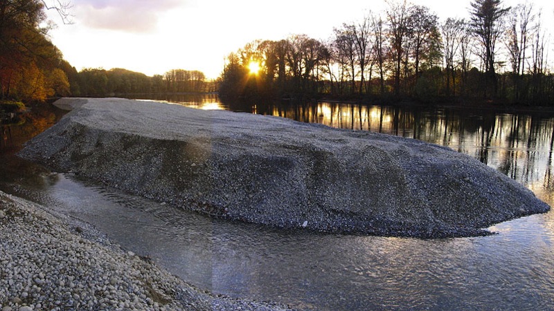 Mit der Kieszugabe in Aarwangen – hier kurz nach der Schüttung – lässt sich nachweislich eine rund zehn Kilometer lange Aarestrecke ökologisch aufwerten. Foto: Urs Schälchli