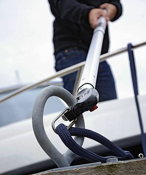 Mit dem «Hook & Moor»-Bootshaken kann das Fischerboot ohne Rückenschmerzen am Steg vertaut werden.