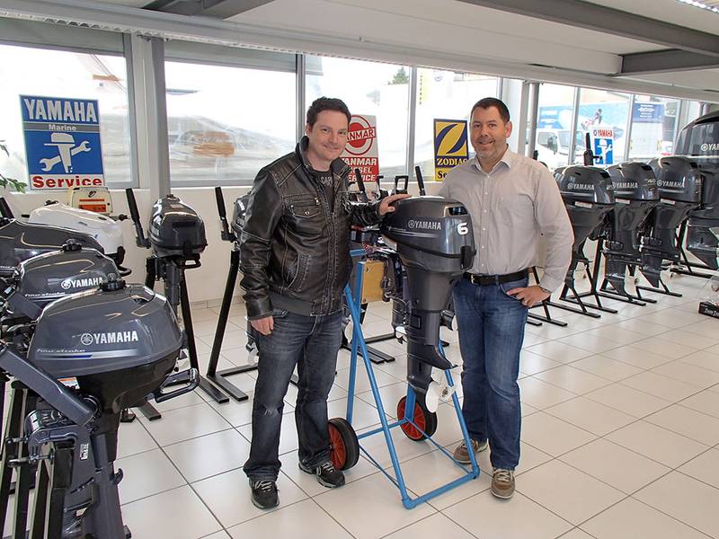 Benjamin Grünenfelder nimmt seinen Preis, einen Yamaha Aussenbord-Motor, entgegen.