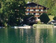 Im Vordergrund unsere Bootshütte und unser privater Badestrand.