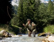 Herr Maier beim Fliegenfischen