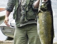 Die Schweizer Rekord-Seeforelle stammt aus einem Bergsee, dem Engadiner Silvaplanersee. Yannick Durand fing den 31,2 Pfund schweren und 113 Zentimeter langen Riesen im Mai 2001.