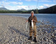 Der Autor fängt gut mit kleiner, sparsam gebundener Fliege.