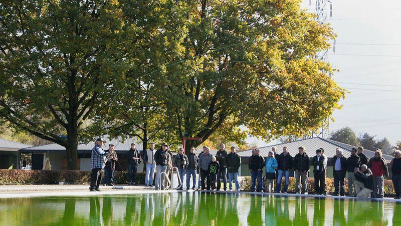 Viele Begeisterte folgen jedes Jahr der Einladung zum Rheintaler Fliegenfischertag.