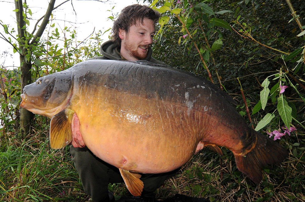Felix Kaczmarek mit seinem Karpfen