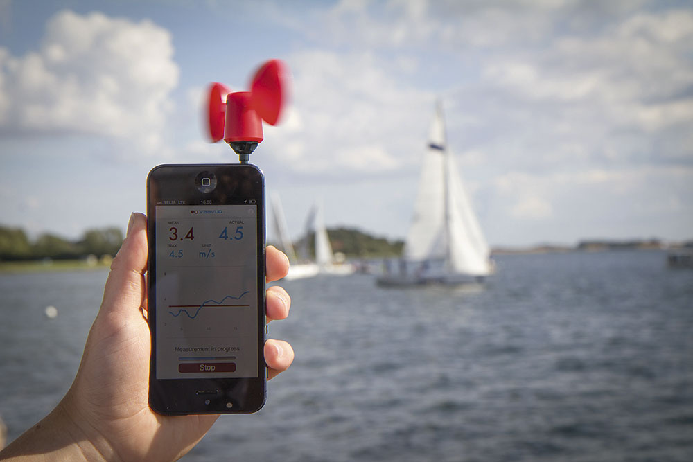 Einfach einstöpseln und schon wird das Handy zum Windmesser.