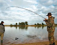 Moderne Spinnruten zum Hechtfischen sind leicht und sensibel, aber auch einem starken Hecht gewachsen. Eine Hechtrute muss im Drill einiges aushalten können.