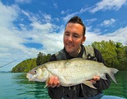 Markus Wolfisberg mit 60er-Balche. Der FV Weggis unterstützt den Bestand mit Vorsömmerlingen, die er in einem beleuchteten Netzgehege naturnah aufzieht.