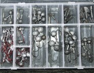 Wer eine Köderbox mit verschiedenen Bleikopfformen in unterschiedlichen Gewichten am Wasser dabei hat, ist für alle Situationen gerüstet.