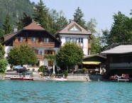 Bootsanlegestelle an der Uferpromenade am Fuschlsee.