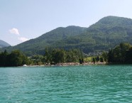 Mehrere Naturbadestrände rund um den See.