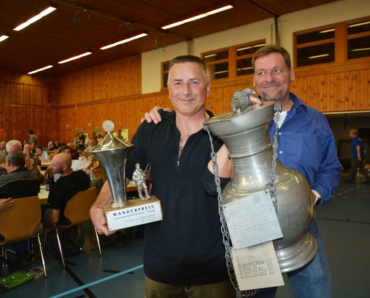 Roland Hildebrand (links) aus Guntershausen hat mit 3 Äschen und einem Totalgewicht von 1244 g und zugleich der längsten Äsche (38cm) das Freundschaftsfischen gewonnen. Roman Senn, Zunftmeister der Fischerzunft Diessenhofen gratuliert.