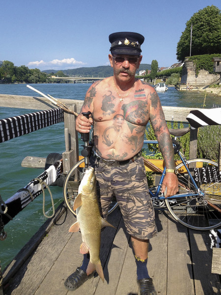 Der Tätowierung auf seiner linken Brust verdankt Anton Hofer seinen Spitznamen «Forellen-Toni».
