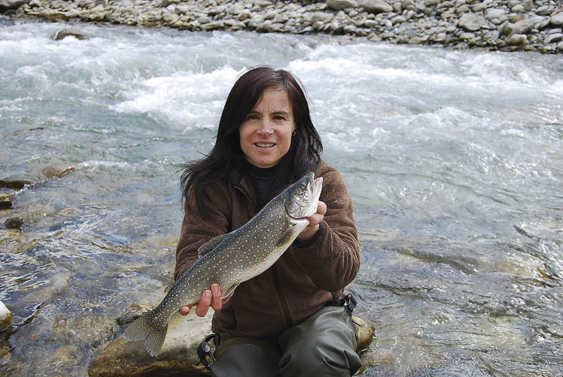 Patricia mit ihrem tollen Eröffnungsfang: Grösse 46 cm, Gewicht 850 g ausgenommen.