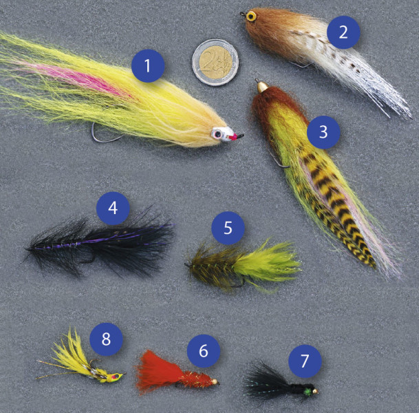 Maxistreamer: 1,2,3: Drei handlange Streamer mit starkem 2/0er Einzelhaken. Erste Wahl für Hecht und Huchen. Solche oder ähnliche Exemplare hält jedes gute Fliegenfischer-Fachgeschäft bereit; dieser Hinweis gilt auch für die anderen Streamertypen «medium» und «mini». Mediumstreamer: 4,5: Zwei Wooly-Bugger der Grösse 4: Super auf grosse Forellen im Fluss und zum Seeforellenfischen! Schwarz ist klasse 7, Grün 6 aber auch! Ministreamer: 6,7: Zwei leicht mit einem Goldkopf beschwerte Streamerchen der Grösse 10. Der kleine Marabouschwanz wirkt Wunder! 8: Ein Mini-Jig-Streamer der Grösse 10, der sich auf Forellen, Egli und Alet bewährt.
