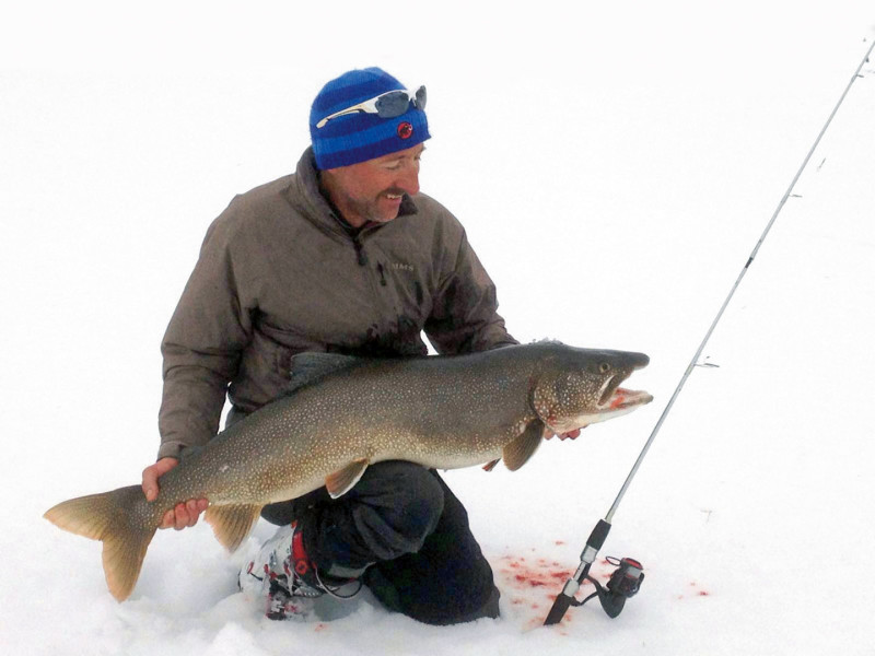 Toni Brunner mit dem Rekord-Namaycush. Gut hat Toni einen grossen Eisbohrer mitgenommen!