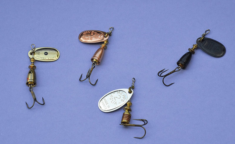 Spinner der Grössen  00 bis 4. Die Grössen  00 und 0 fangen besonders  gut, wenn die Forellen auf Kleinstnahrung stehen. Die grösseren Modelle sind gute Köder, wenn die Fische eher Kleinfischkost mögen.