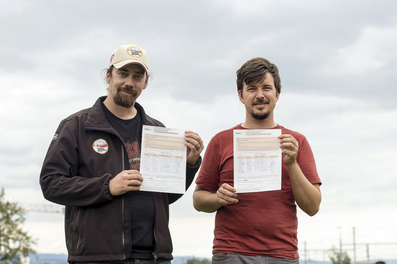 Wenn Sie mindestens einen (je mehr, desto besser!) Unterschriftenbogen voll haben: Knipsen Sie ein Foto, auf dem Sie mit den Bögen zu sehen sind, und schicken Sie es uns! Wir veröffentlichen die Bilder als Dankeschön.