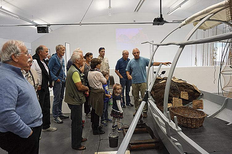 Mit Engagement und grosser Kompetenz erläutert Maurizio Valente, Kurator des Museums, die ausgestellten Objekte.