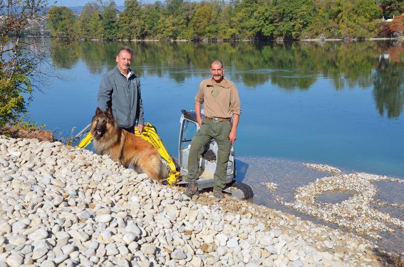 Die Zunftratsmitglieder Fredi Künzli (mit Hund Quasti) und Heinz Lützelschwab freuen sich, dass die Renaturierungsmassnahmen erste Erfolge zeigen.