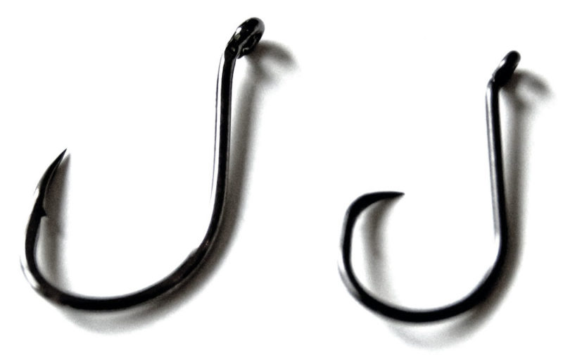 Üblicher Angelhaken (links) und Kreishaken (rechts). Die Spitze des Kreishakens ist stark zum Schenkel gebogen.